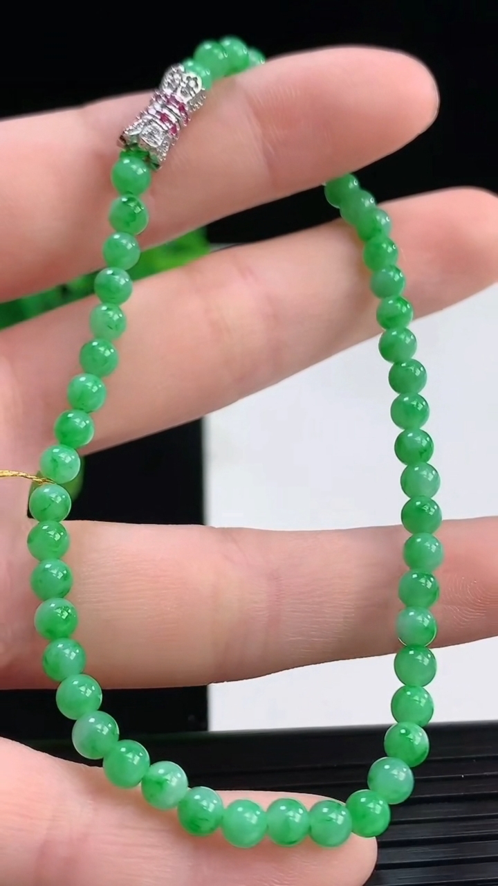 天然A货翡翠小米珠手串尺寸3.8-50颗重量:6.02g4月7日
工厂直销收藏佳品,种好水足，色泽均匀，有种有色，上手高大气！