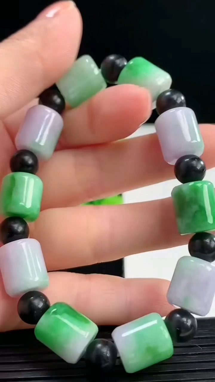 天然A货翡翠春带彩紫罗兰路路通手串尺寸10.8-10.4重量:35.79g4月7日
工厂直销收藏佳品,种好水足，色泽均匀，有种有色，上手高大气！