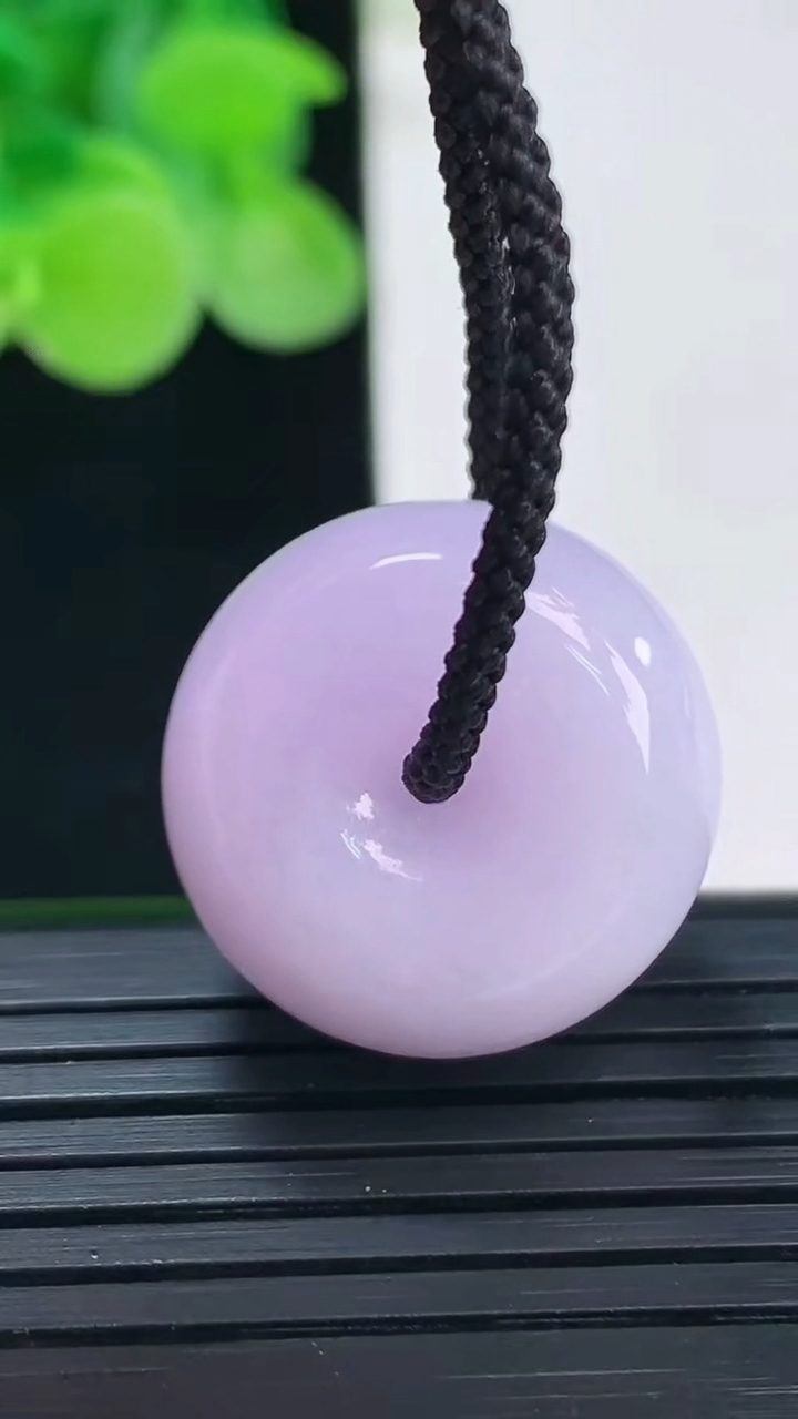 天然A货翡翠紫罗兰平安扣吊坠尺寸20.9-11.8重量:11.33g
4月7日