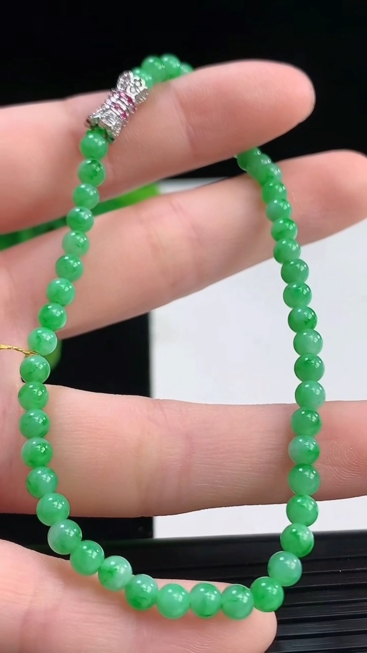 天然A货翡翠小米珠手串尺寸3.8-50颗重量:6.02g4月7日
工厂直销收藏佳品,种好水足，色泽均