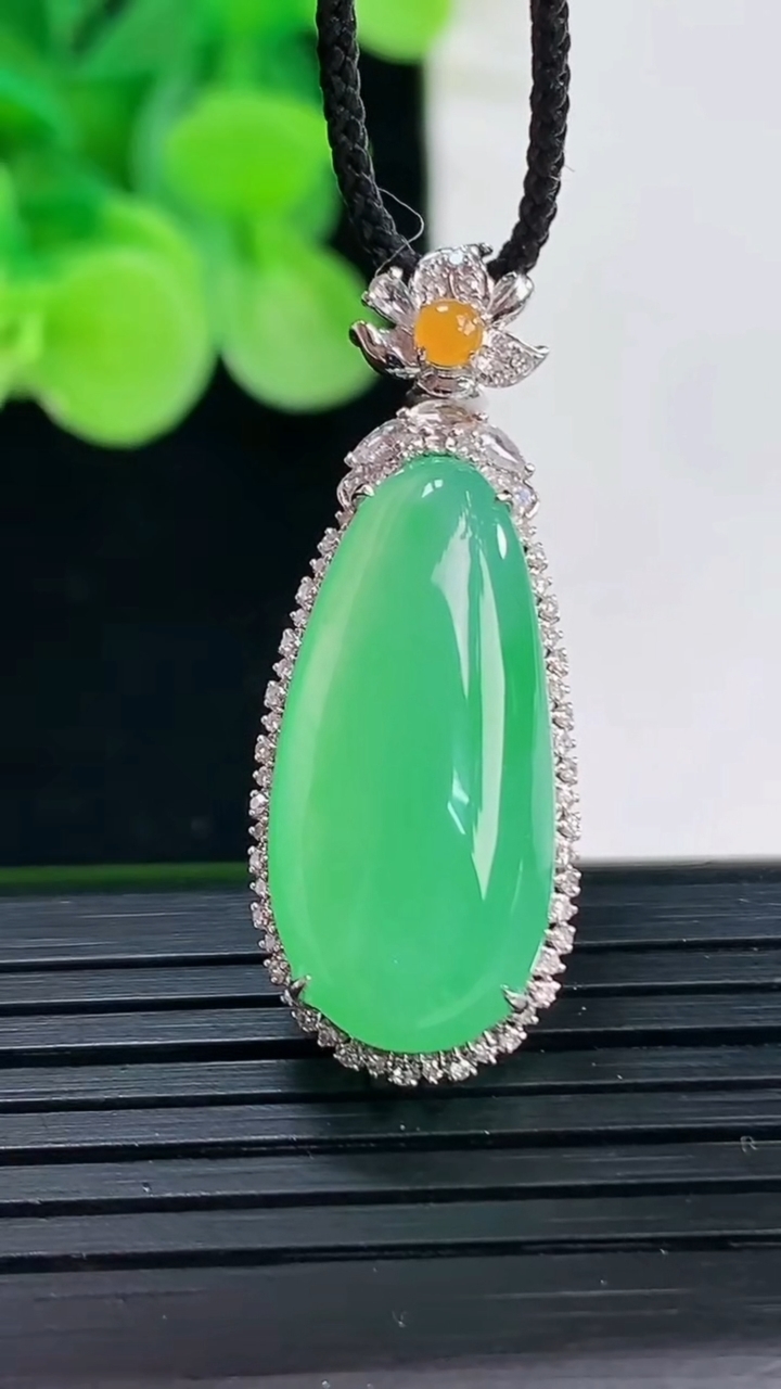 天然A货翡翠福瓜吊坠尺寸34-13-8.5裸石23.2-10.9重量:4.32g
4月7日