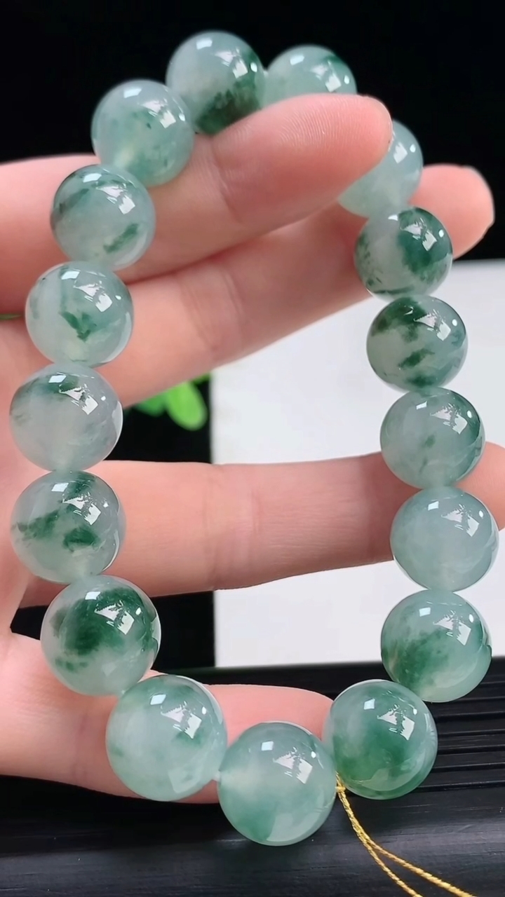 天然A货翡翠种飘花圆珠手串尺寸11.8-17颗重量:51.08g4月7日
工厂直销收藏佳品,种好水足