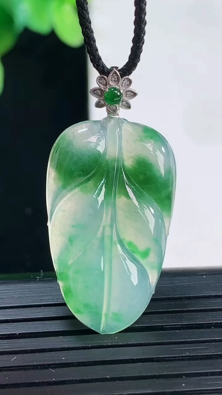 天然A货翡翠金枝玉叶 叶子吊坠尺寸29.2-17.5-3.9重量:4.12g
4月7日