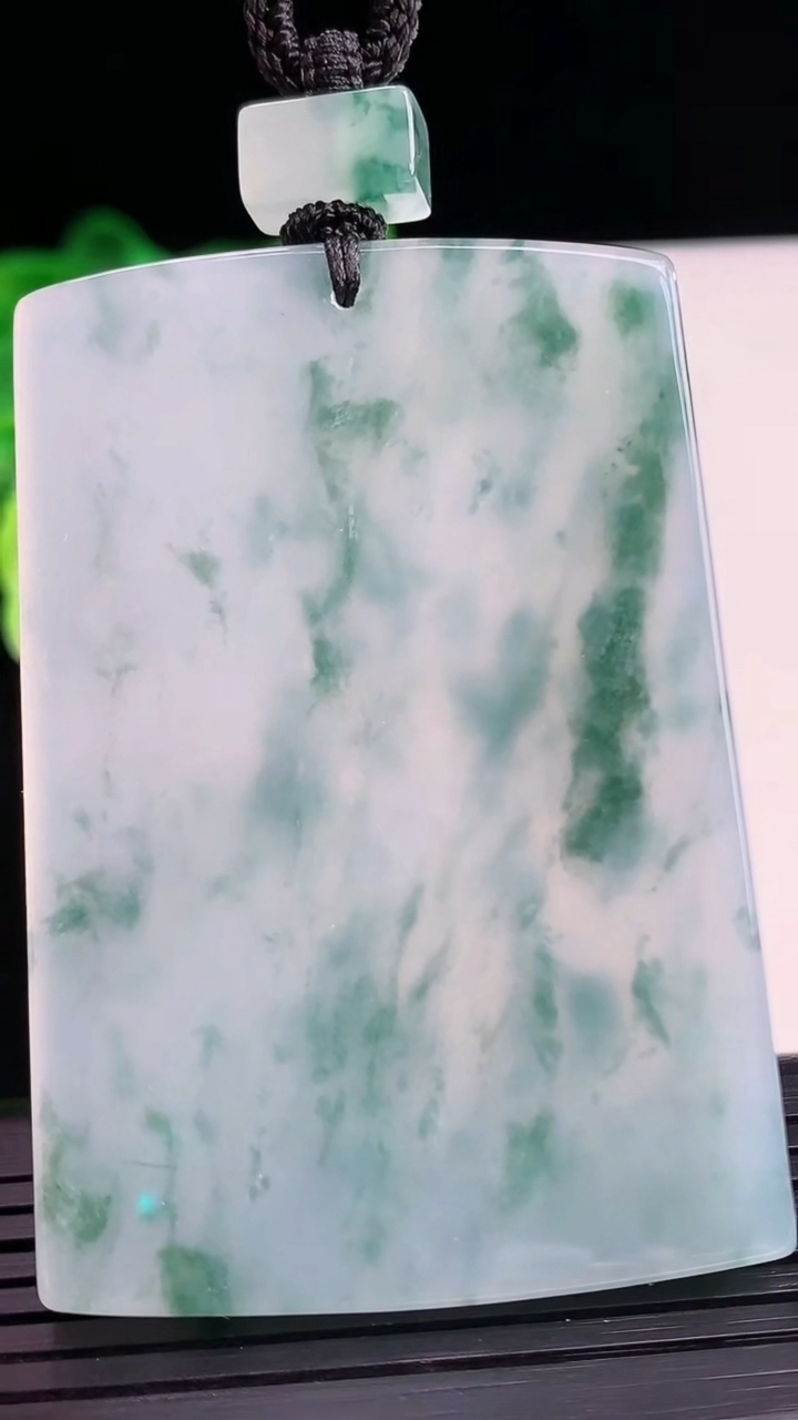 天然A货翡翠种飘花无事牌吊坠尺寸59.3-40.9-5.3重量:48.10g
4月7日