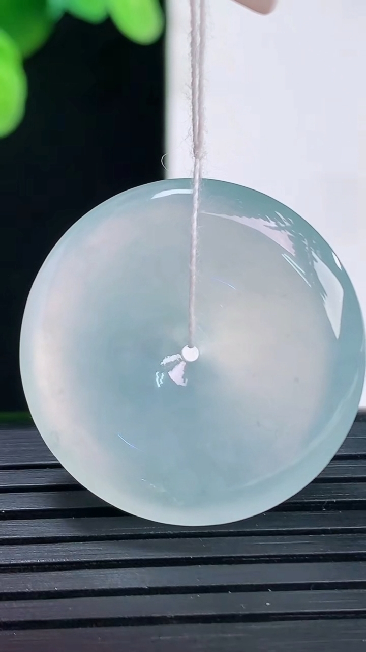 天然A货翡翠平安扣吊坠尺寸27.8-5.7重量:9.38g
4月7日