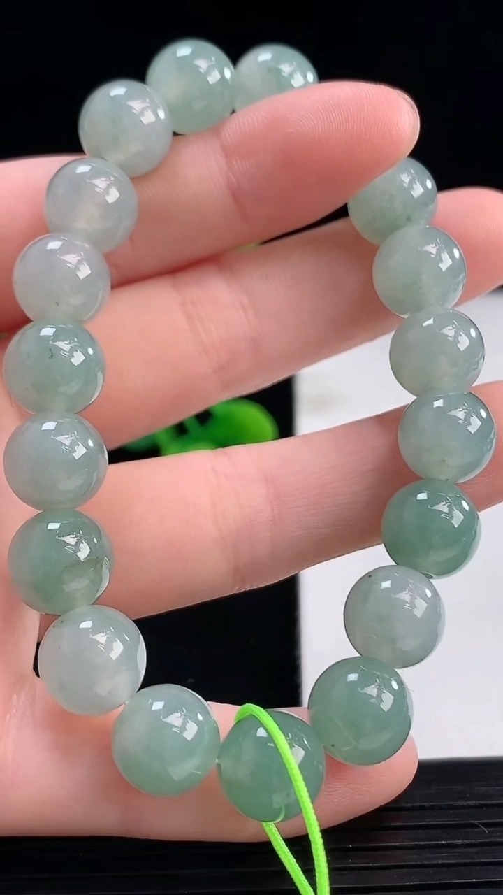 天然A货翡翠圆珠手串尺寸9.9-19颗重量:31.29g4月7日
工厂直销收藏佳品,种好水足，色泽均匀，有种有色，上手高大气！