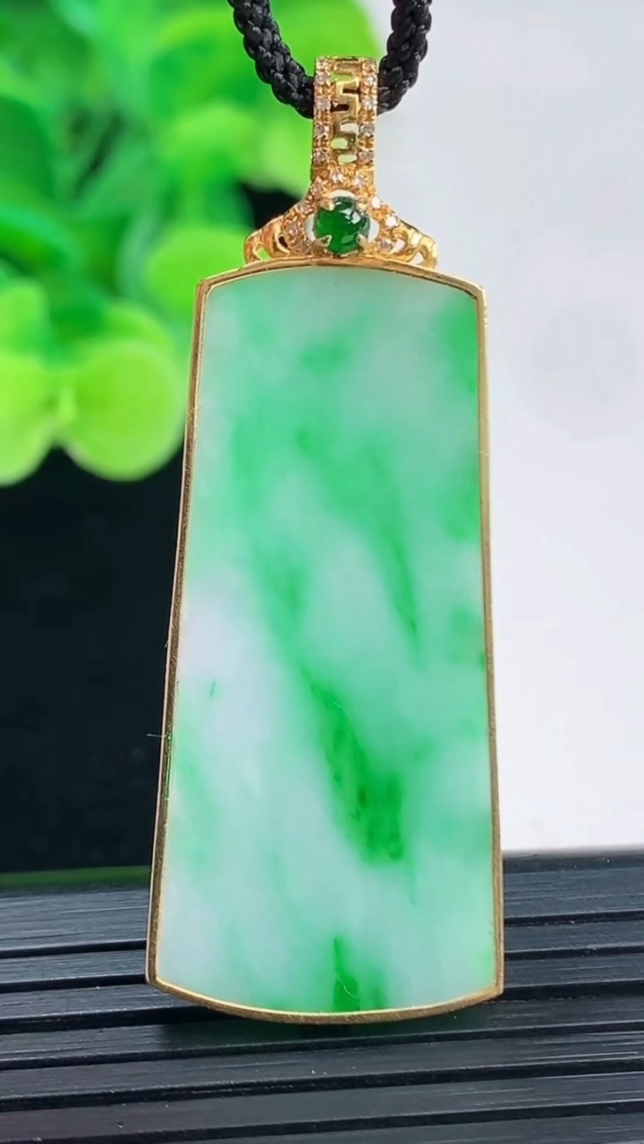 天然A货翡翠无事牌吊坠尺寸49.8-18.6-3.2重量:7.29g
4月7日