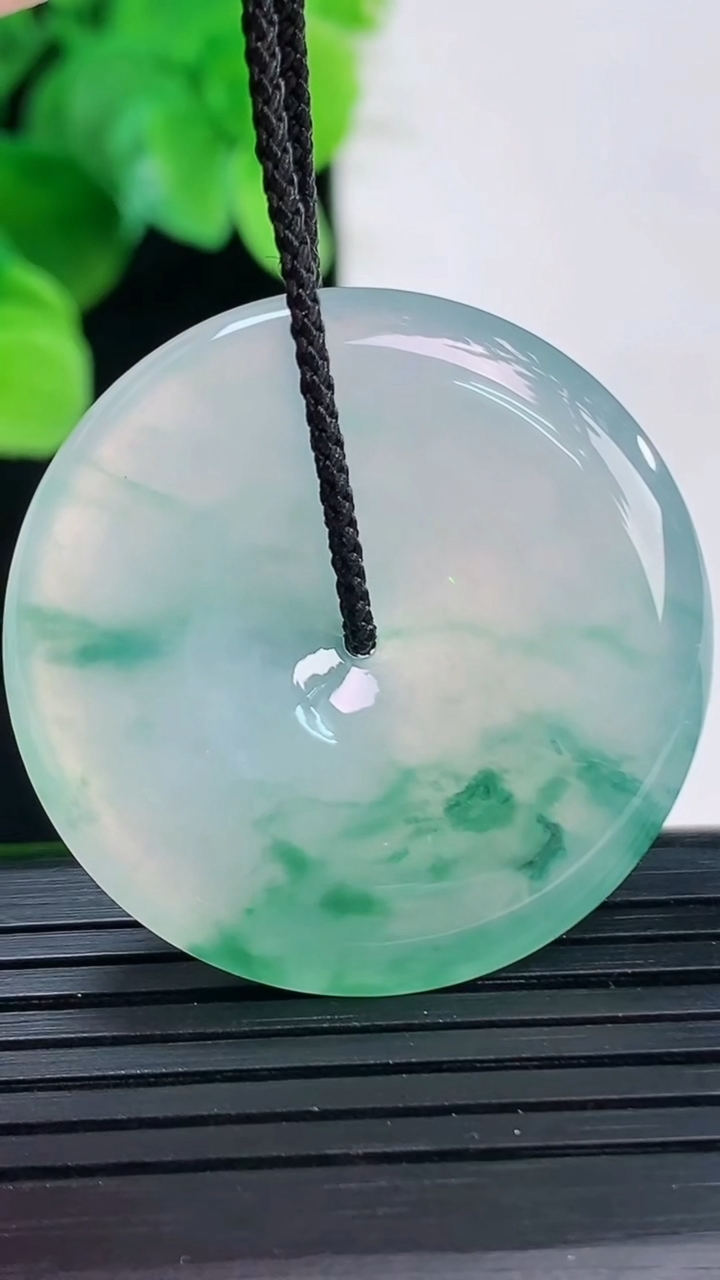 天然A货翡翠种飘花平安扣吊坠尺寸34.7-5.5重量:14.31g
4月7日