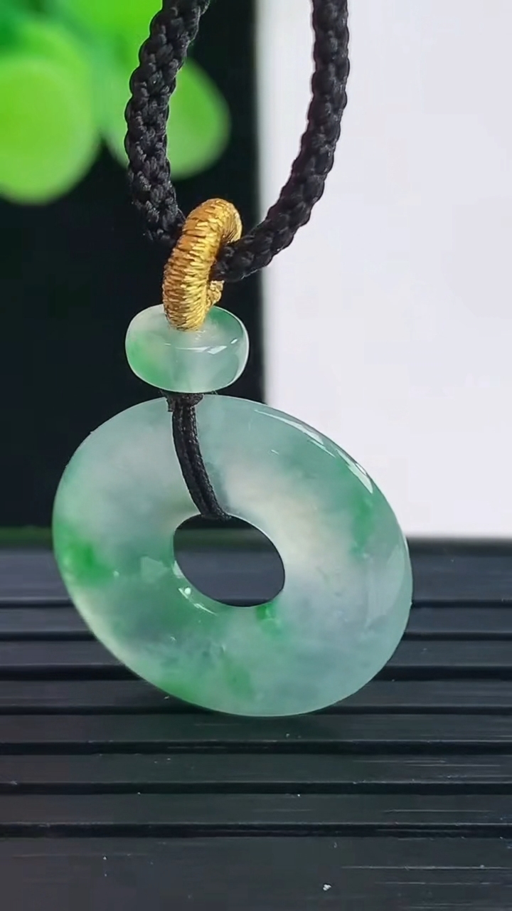 天然A货翡翠平安环吊坠尺寸18.6-2.8重量:2.18g
4月7日