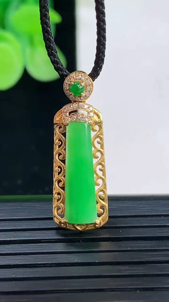 天然A货翡翠无事牌吊坠尺寸26.3-8.9-4.5裸石16.3-4.8重量:1.79g
4月7日