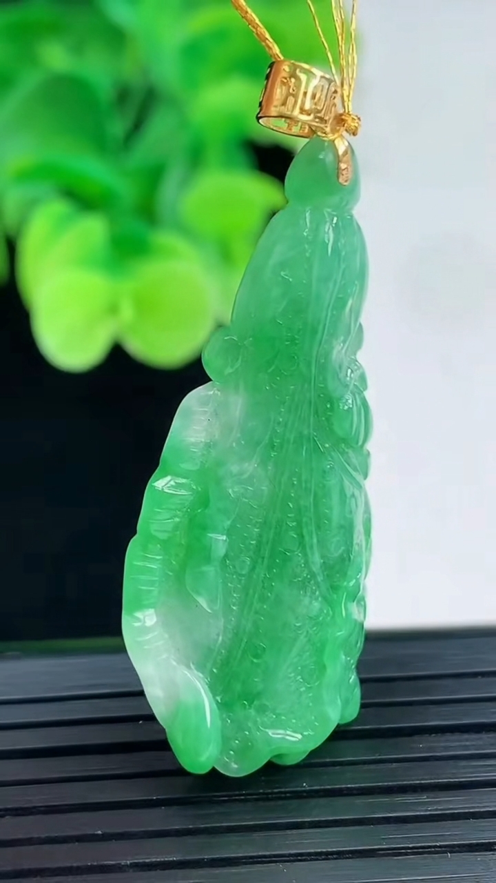 天然A货翡翠白菜吊坠尺寸43.6-18.2-7.1重量:6.32g
4月7日