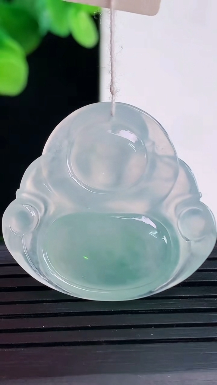 天然A货翡翠佛公吊坠尺寸30.4-32.8-5.7重量:9.29g
4月7日