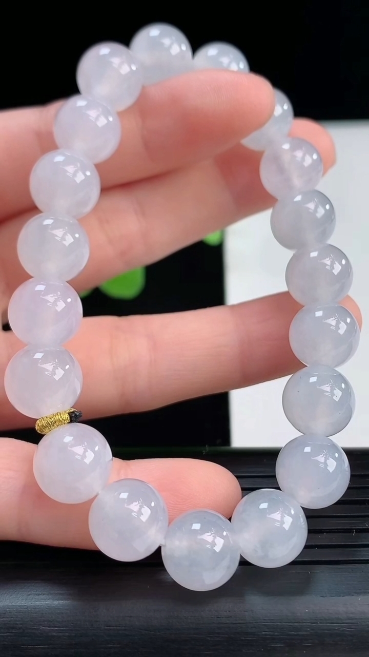 天然A货翡翠圆珠手串尺寸9.9-19颗重量:33.43g4月7日
工厂直销收藏佳品,种好水足，色泽均匀，有种有色，上手高大气！