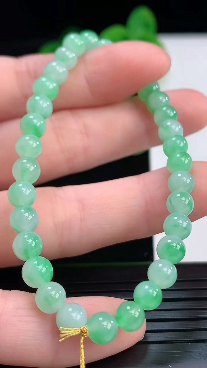 天然A货翡翠圆珠手串尺寸5.5-32颗重量:9.60g4月7日
工厂直销收藏佳品,种好水足，色泽均匀，有种有色，上手高大气！