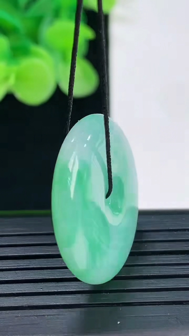 天然A货翡翠平安扣吊坠尺寸25.7-5重量:7.84g
4月7日