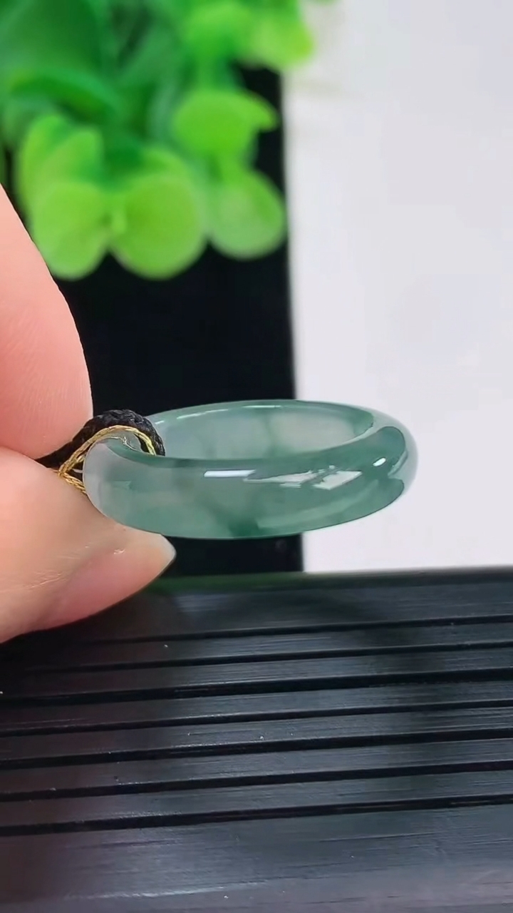 天然A货翡翠冰种飘花指环戒指尺寸15.9-4.7-3.2重量:2.94g2026年4月7日
工厂直销收藏佳品,种好水足，色泽均匀，有种有色，上手高大气！