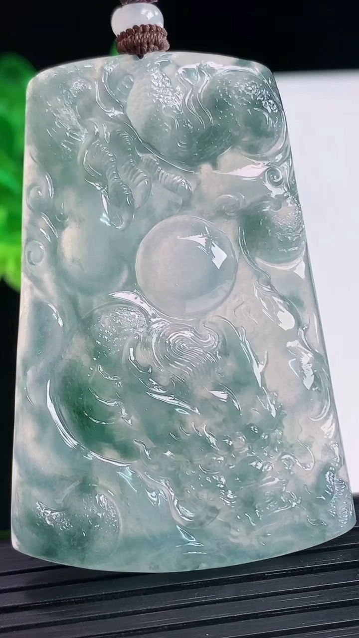 天然A货翡翠种飘花龙牌吊坠尺寸59.9-39.3-4.8重量:33.82g
4月7日