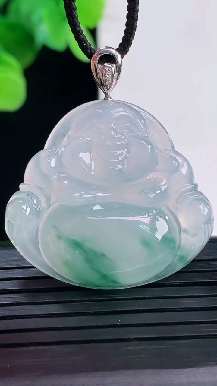 天然A货翡翠种飘花佛公吊坠尺寸30.7-33.8-6.2重量:10.56g
4月7日