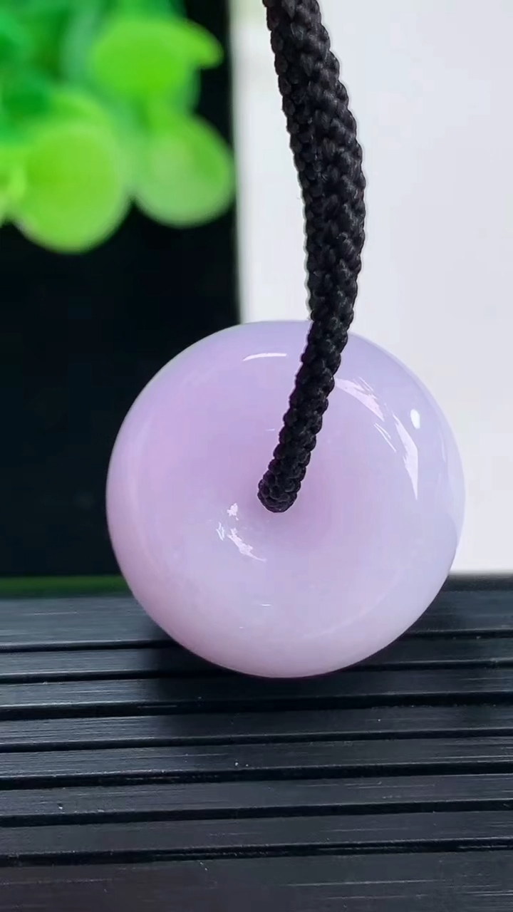 天然A货翡翠紫罗兰平安扣吊坠尺寸20.9-11.8重量:11.33g
4月7日