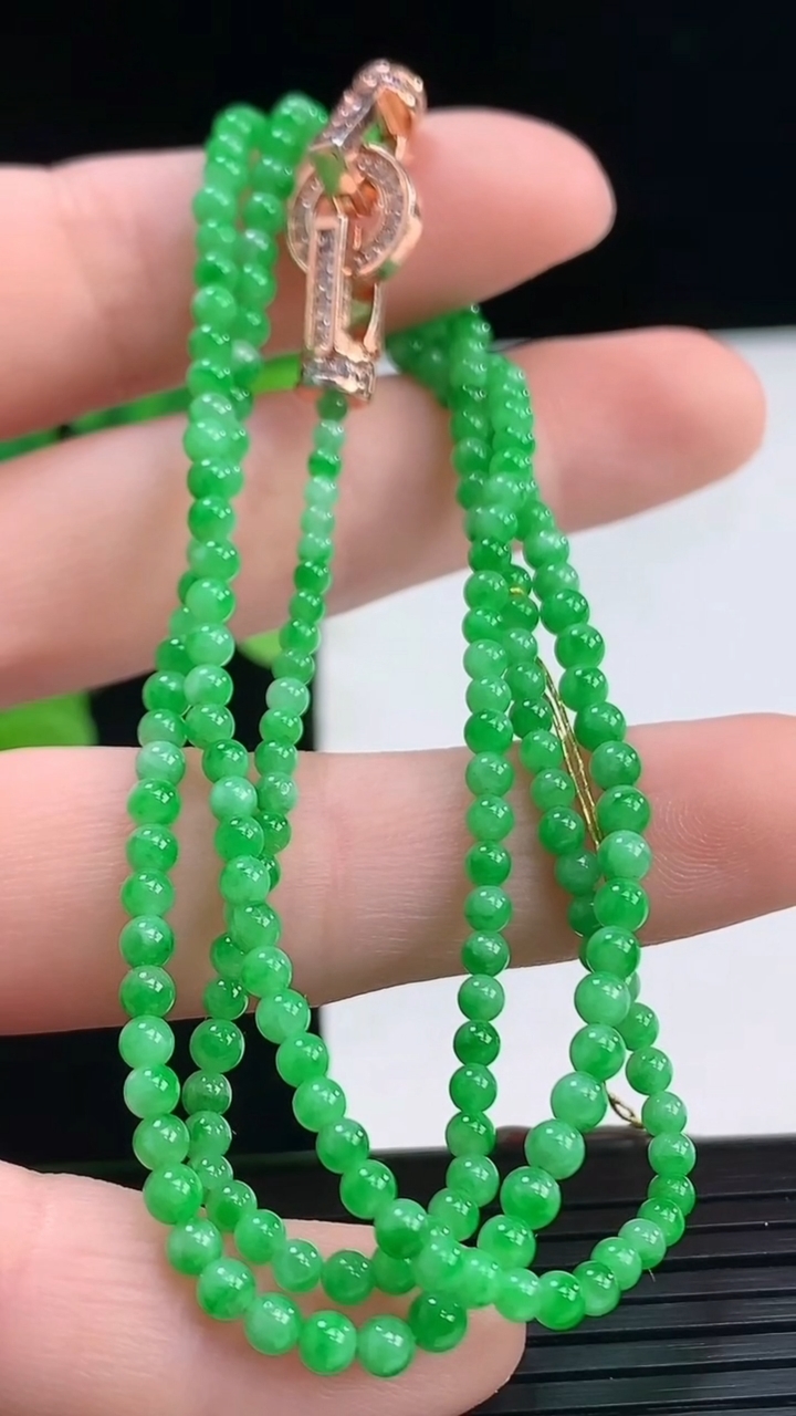 天然A货翡翠小米珠项链尺寸2.6-209颗重量:9.75g4月7日
工厂直销收藏佳品,种好水足，色泽均匀，有种有色，上手高大气！
