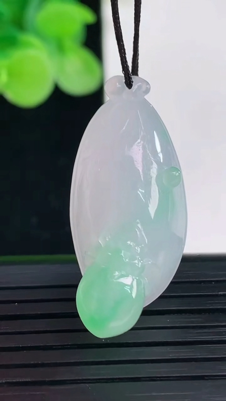 天然A货翡翠福瓜吊坠尺寸33.2-15.2-13.5重量:9.07g
4月7日