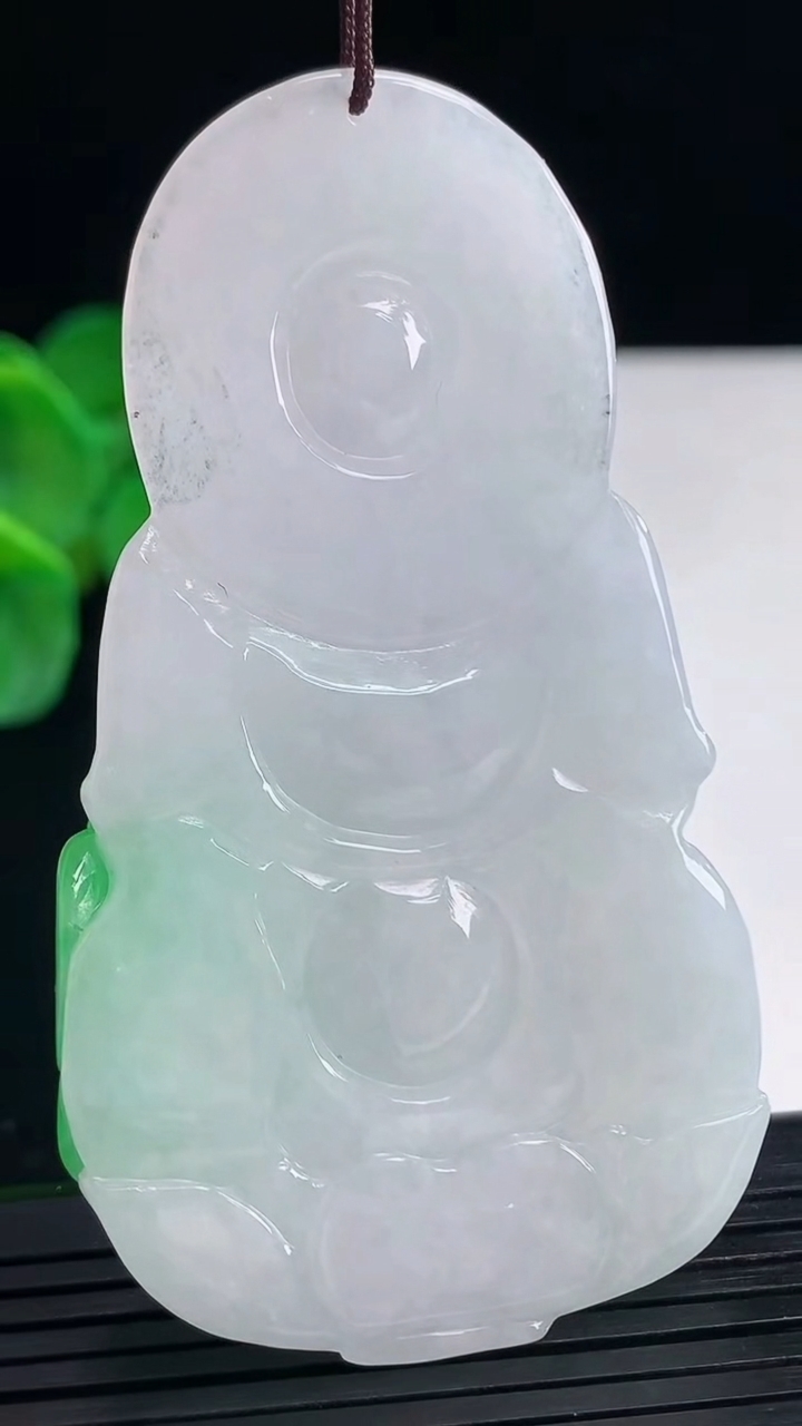 天然A货翡翠观音菩萨吊坠尺寸72.1-40.3-9.6重量:45.09g
4月7日