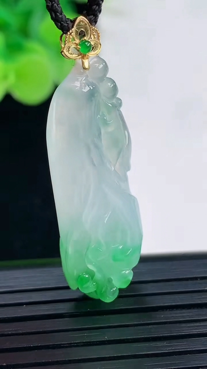 天然A货翡翠玉兰花吊坠尺寸40.2-11.6-7.5重量:4.93g
4月7日