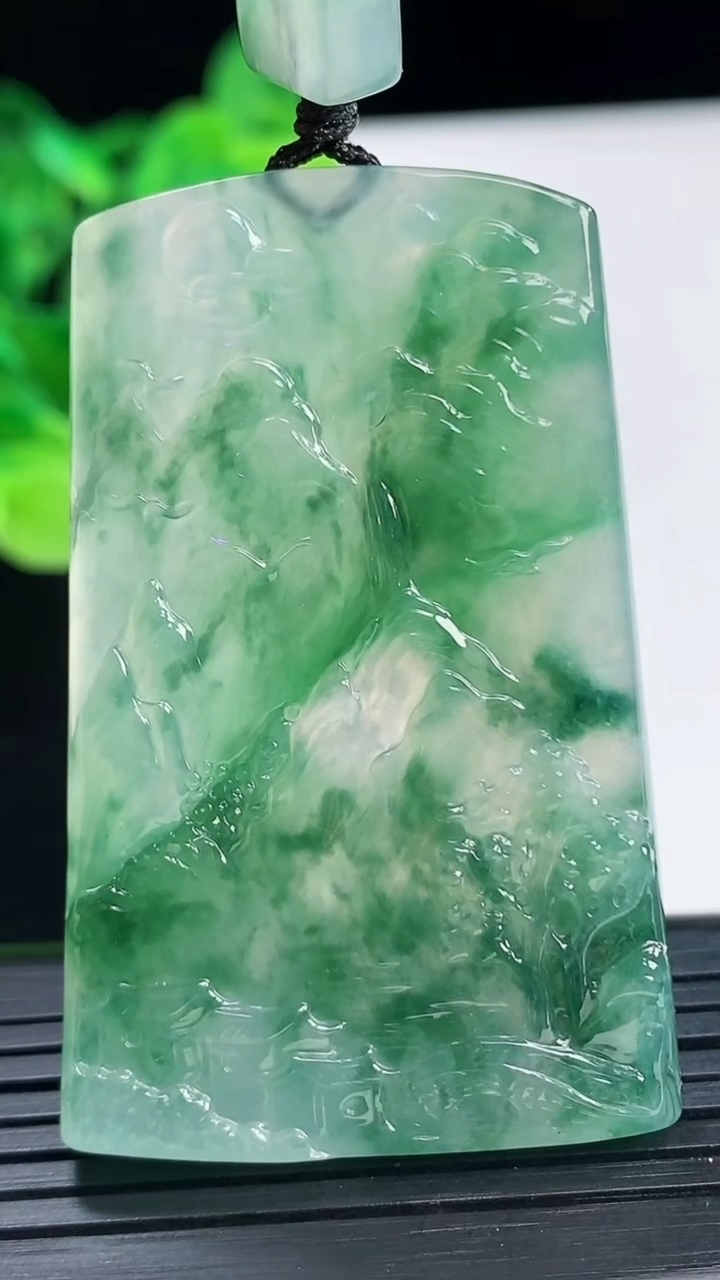 天然A货翡翠种飘花山水牌吊坠尺寸52.7-34.1-4.6重量:23.76g
4月7日