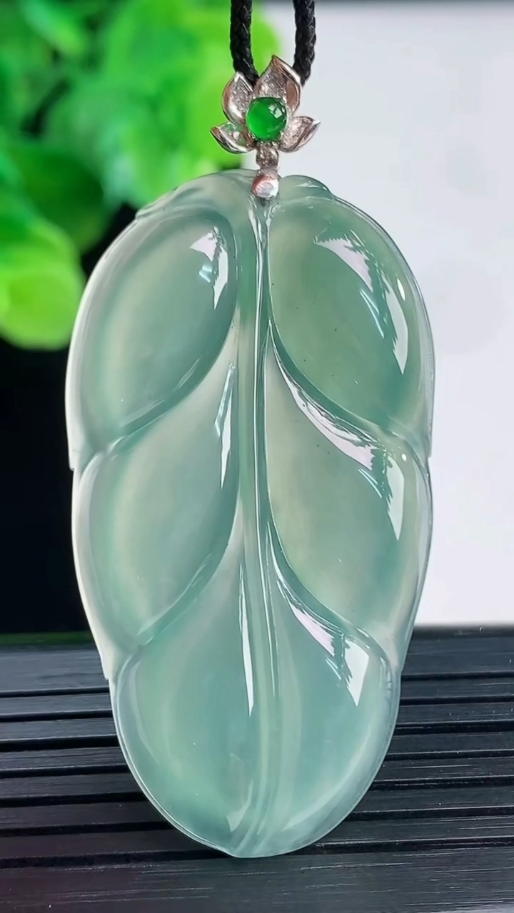 天然A货翡翠金枝玉叶 叶子吊坠尺寸46.8-25.6-4.7重量:12.23g
4月7日