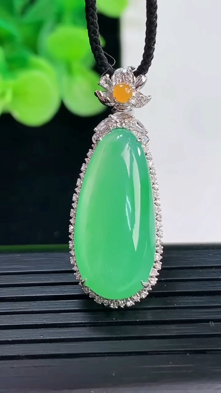 天然A货翡翠福瓜吊坠尺寸34-13-8.5裸石23.2-10.9重量:4.32g
4月7日