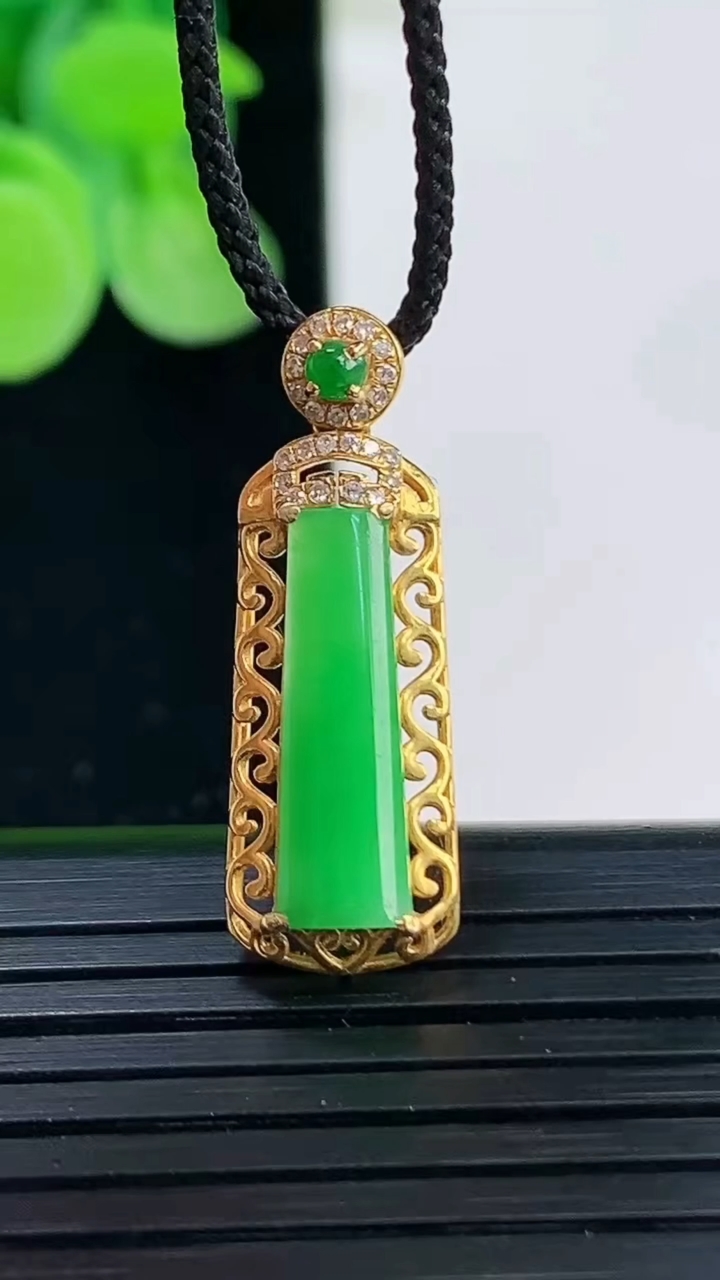 天然A货翡翠无事牌吊坠尺寸26.3-8.9-4.5裸石16.3-4.8重量:1.79g
4月7日