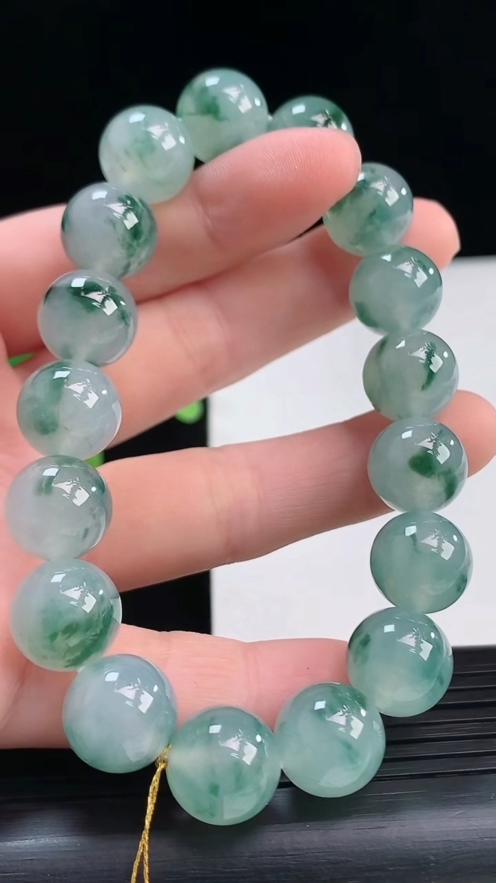 天然A货翡翠种飘花圆珠手串尺寸11.8-17颗重量:51.08g4月7日
工厂直销收藏佳品,种好水足，色泽均匀，有种有色，上手高大气！