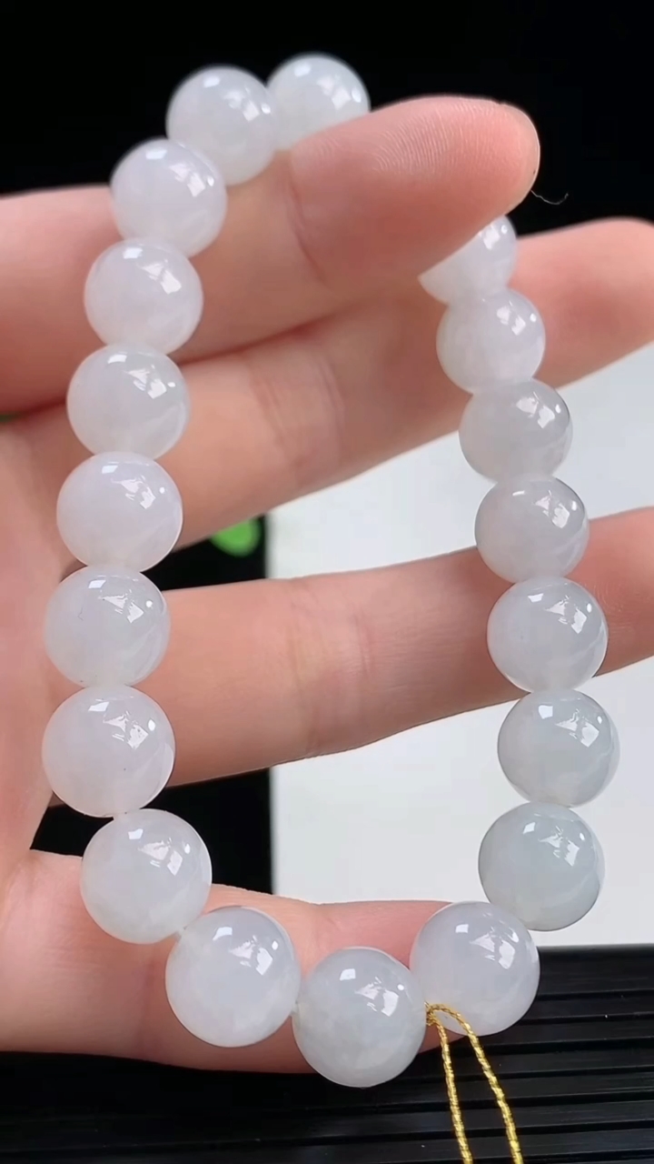 天然A货翡翠圆珠手串尺寸9.3-20颗重量:28.62g4月7日
工厂直销收藏佳品,种好水足，色泽均