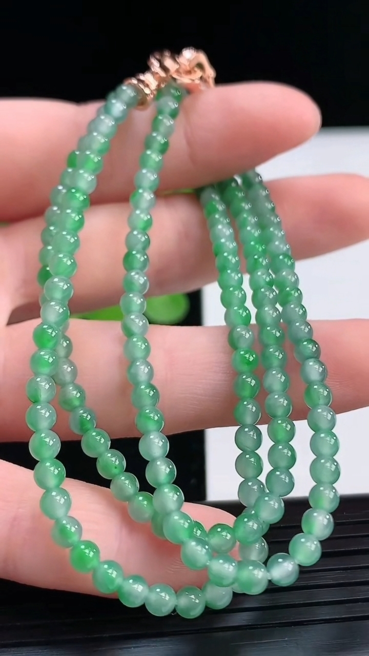 天然A货翡翠小米珠项链尺寸3.4重量:13.17g
4月7日