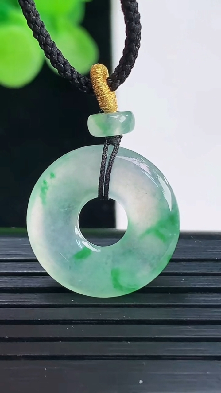 天然A货翡翠平安环吊坠尺寸18.6-2.8重量:2.18g
4月7日