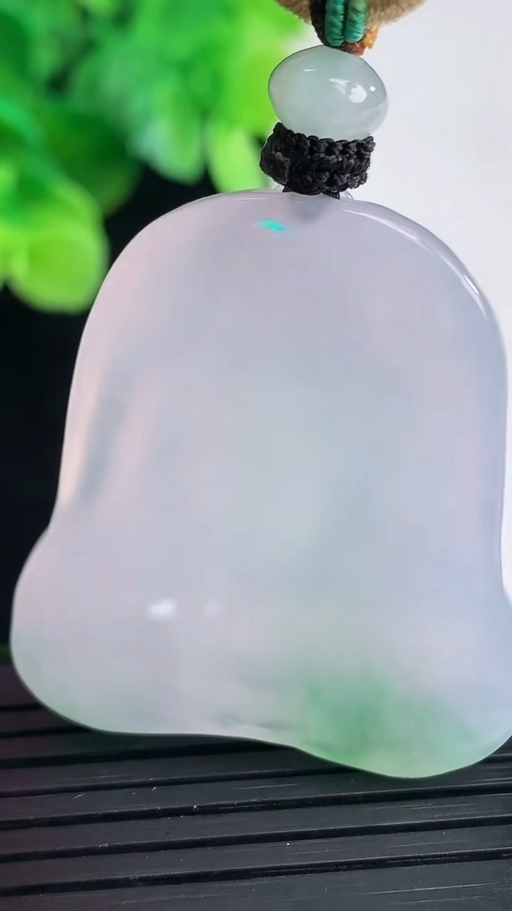 天然A货翡翠观音菩萨吊坠尺寸40.1-35-7.8重量:25.74g
4月7日