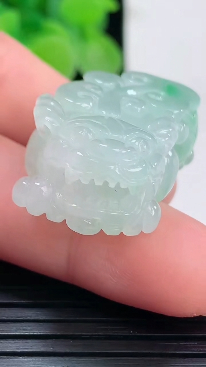 天然A货翡翠貔貅吊坠尺寸33.6-19.2-12.1重量:18.19g
4月7日