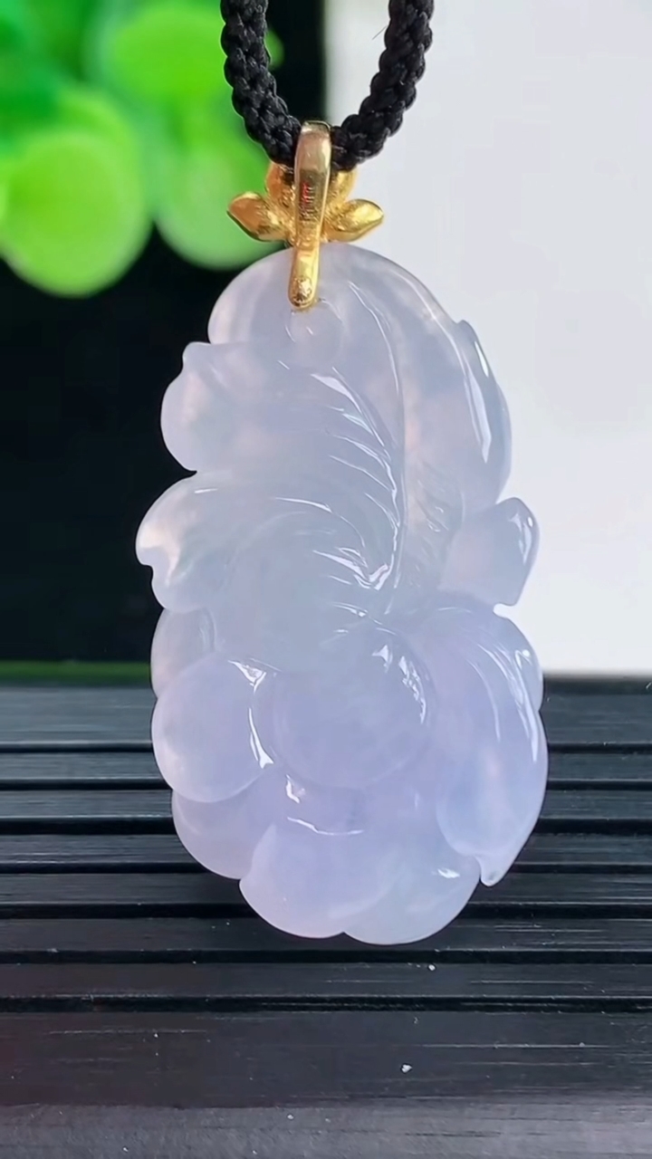 天然A货翡翠18K金紫罗兰和和美美 荷花吊坠尺寸36.8-17.7-7.8重量:5.83g
4月7日