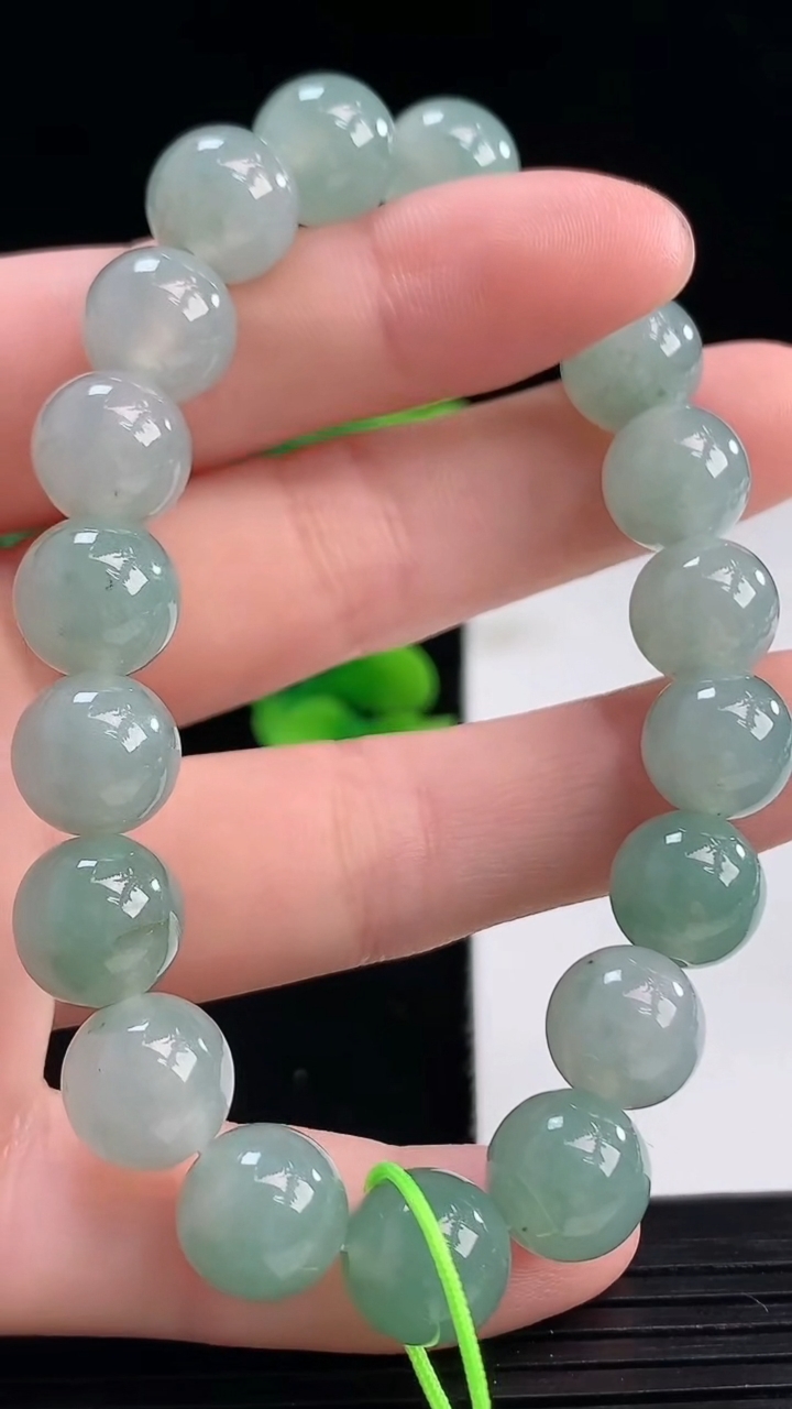 天然A货翡翠圆珠手串尺寸9.9-19颗重量:31.29g4月7日
工厂直销收藏佳品,种好水足，色泽均匀，有种有色，上手高大气！