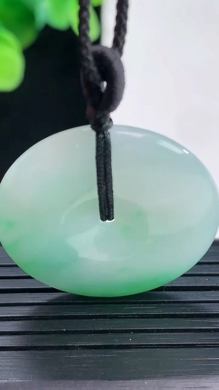 天然A货翡翠平安扣吊坠尺寸30.2-4.7重量:10.19g
4月7日