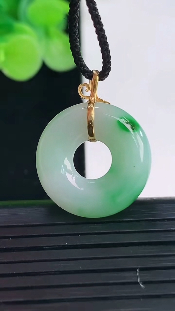 天然A货翡翠平安环吊坠尺寸19.5-5.3重量:4.26g
4月7日