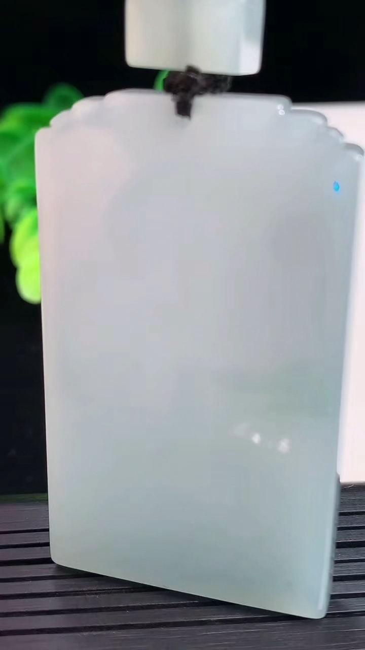 天然A货翡翠飘花仿古无事牌吊坠尺寸57.4-34.3-5.6重量:42.91g
4月7日