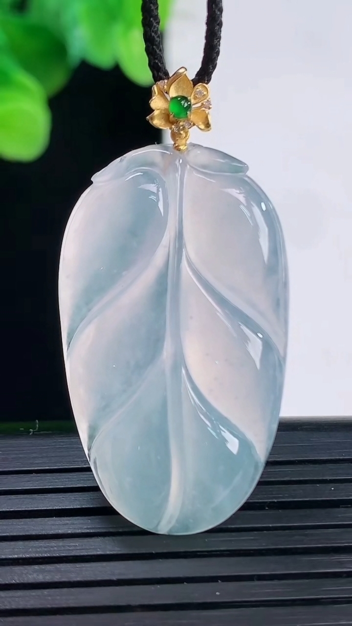 天然A货翡翠种白冰金枝玉叶 叶子吊坠尺寸42.8-21.5-4.2重量:7.05g
4月7日