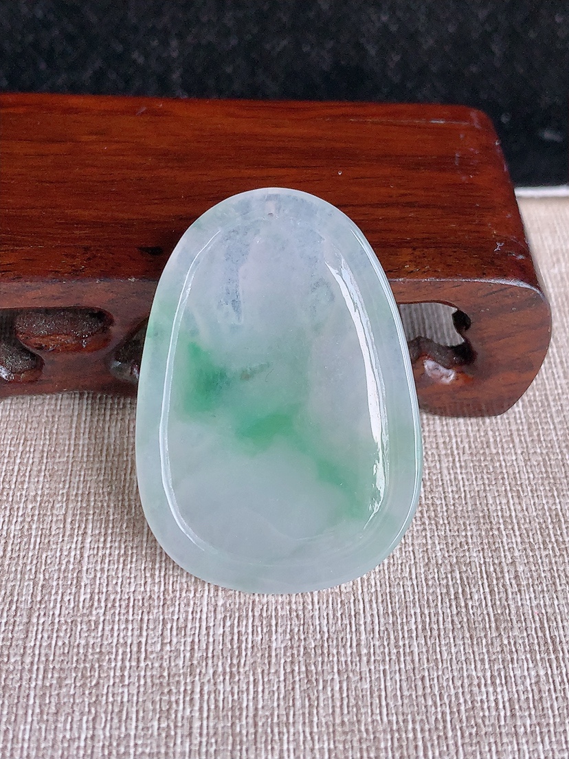 天然A货翡翠飘绿千手观音吊坠 
尺寸47-33.2-5mm 重量13.93g 0404