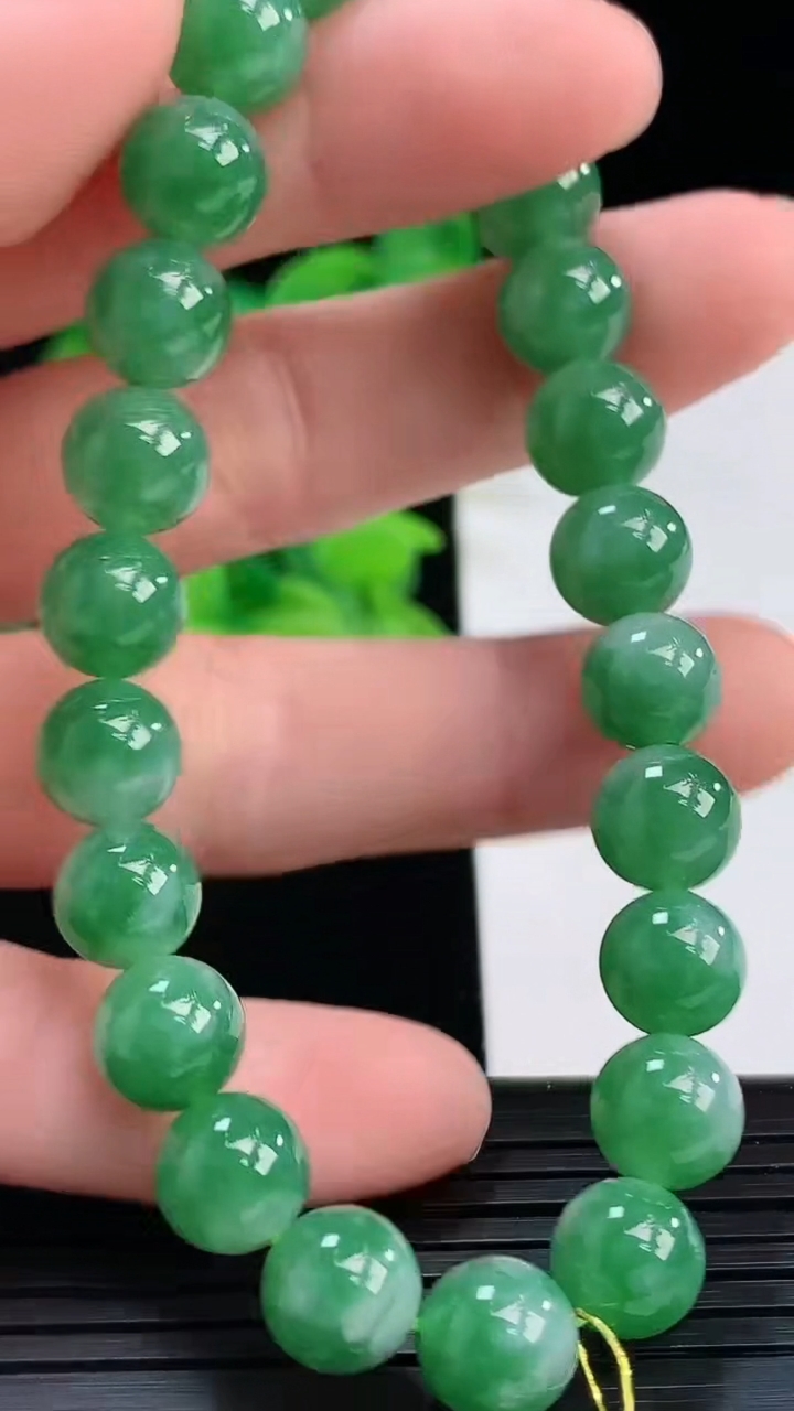 天然A货翡翠圆珠手串尺寸8.1-23颗重量:24.32g4月7日
工厂直销收藏佳品,种好水足，色泽均匀，有种有色，上手高大气！