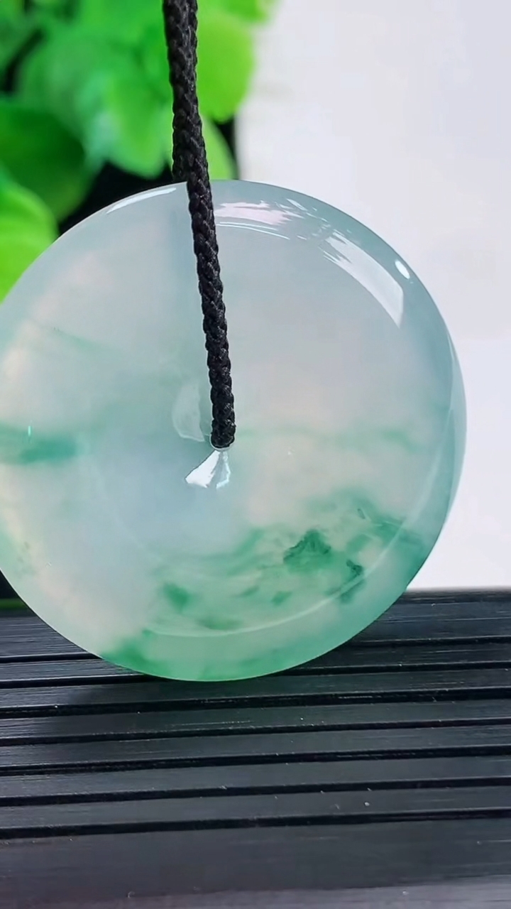 天然A货翡翠种飘花平安扣吊坠尺寸34.7-5.5重量:14.31g
4月7日