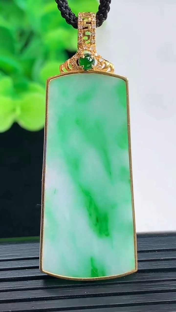 天然A货翡翠无事牌吊坠尺寸49.8-18.6-3.2重量:7.29g
4月7日