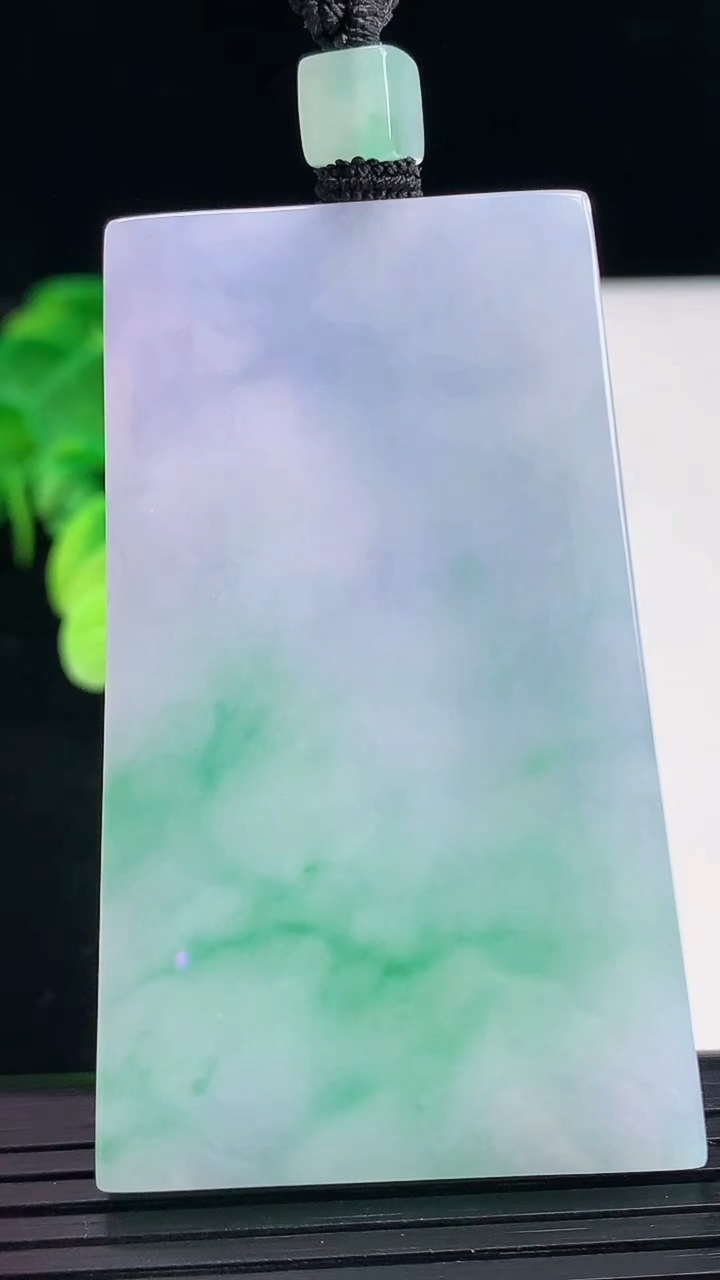 天然A货翡翠春带彩紫罗兰无事牌吊坠尺寸60-37.2-5.6重量:44.90g
4月7日