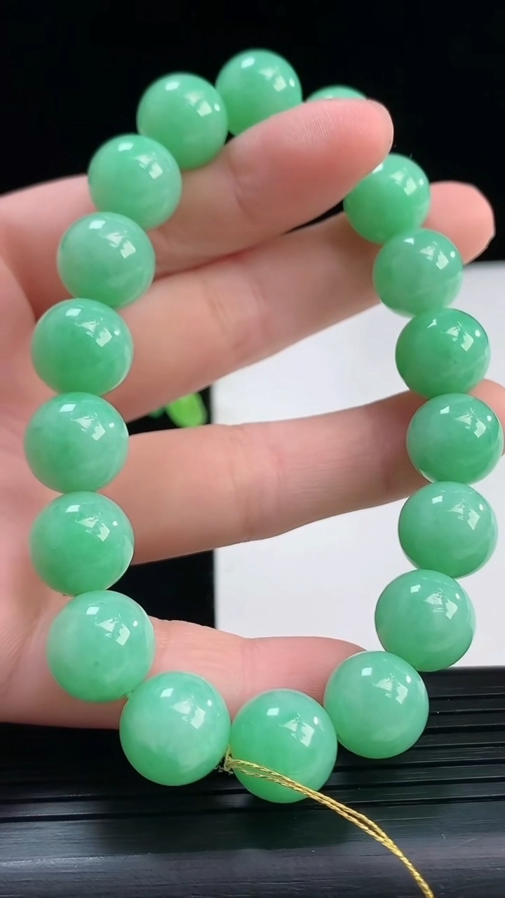 天然A货翡翠圆珠手串尺寸11.2-18颗重量:48.90g4月7日
工厂直销收藏佳品,种好水足，色泽均匀，有种有色，上手高大气！