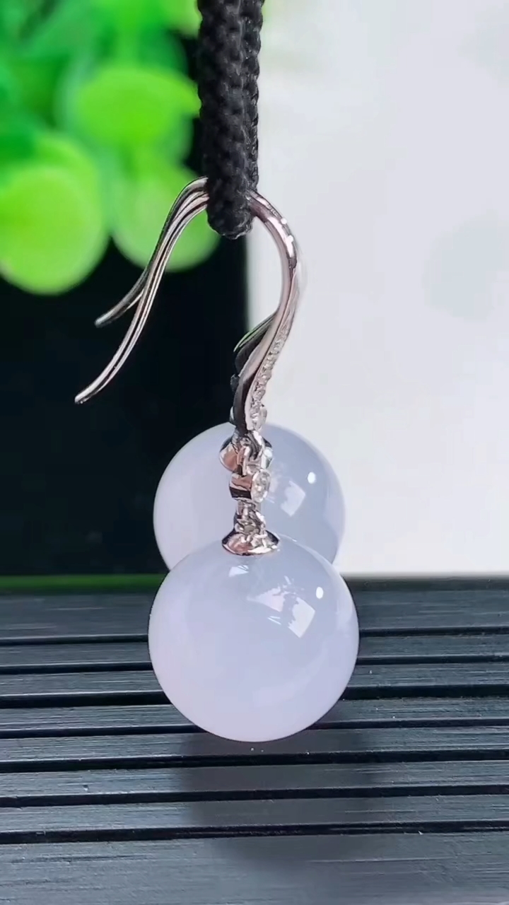 天然A货翡翠18K金紫罗兰圆珠耳坠尺寸11.8重量:7.60g4月7日
工厂直销收藏佳品,种好水足，色泽均匀，有种有色，上手高大气！